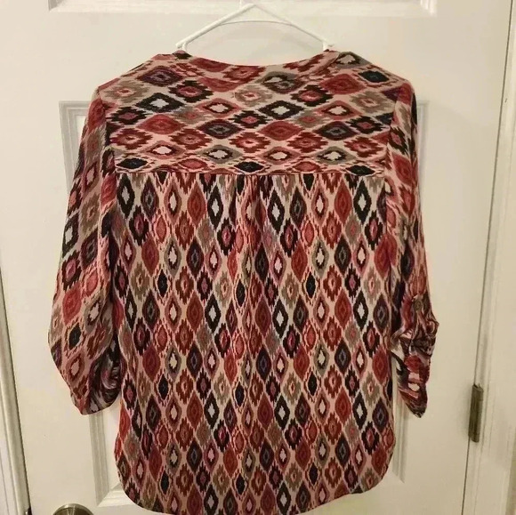 Maurices Pink Mid Sleeve Blouse NWT Size XS V Neck Geometric #I261 - Picture 3 of 5